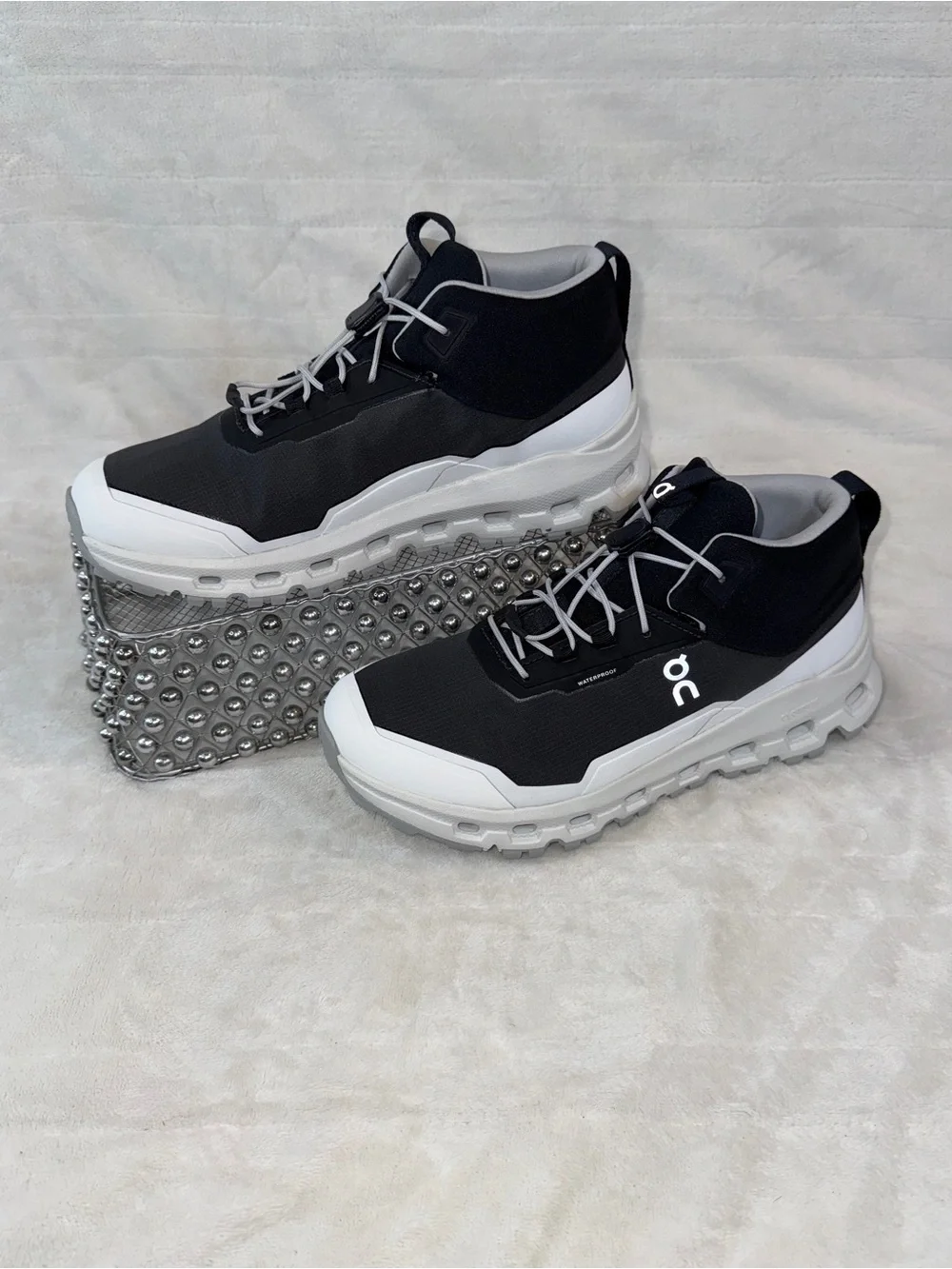 On Clouds hero Mid Waterproof Black White Sz Youth 5/Women 6.5 3YD30020299 🖤🤍